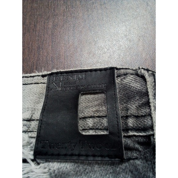 Men's‎ Twenty Two Oz  Shorts Lots Of Holes And Skin Shows Size 32 - Picture 14 of 16